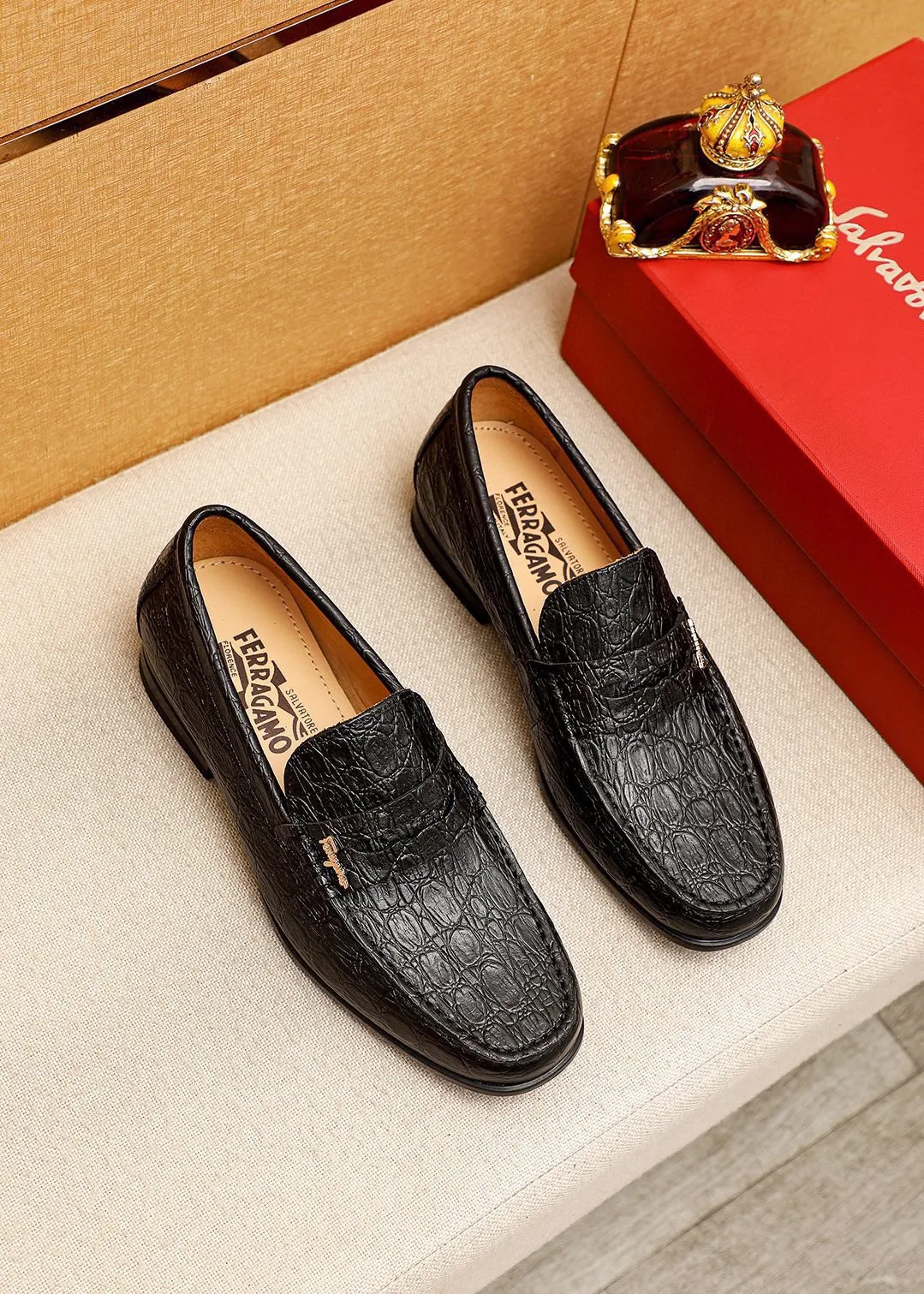 Men's shoes 💰480 💐 Product trademark: Ferragamo "Ferragamo" casual leather shoes Regular size: 38-44 (45🉑️customized) Product materials: Selected imported first-layer calfskin embossed upper + luxury hardware buckle, imported water-dyed cowhide leather lining. Strong three-dimensional visual effect, original outsole color: 1⃣️color optional